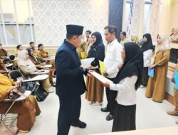 Kadis Pendidikan Serahkan SPMT Guru dan Tenaga Kependidikan